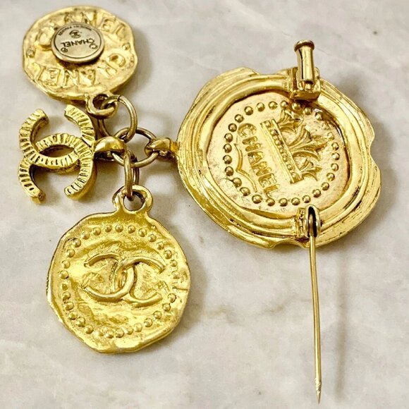 CHANEL CC Logos Mademoiselle Horse Coin Charm Brooch Gold Tone Pin Auth - Picture 1 of 4